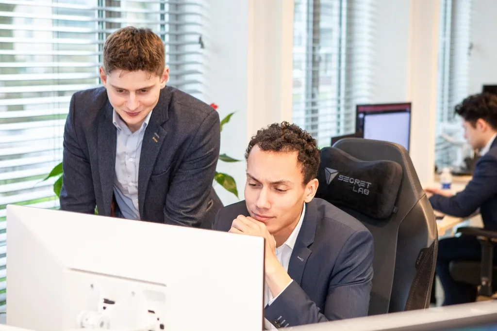 Adviseur in gesprek over benchmarkcijfers